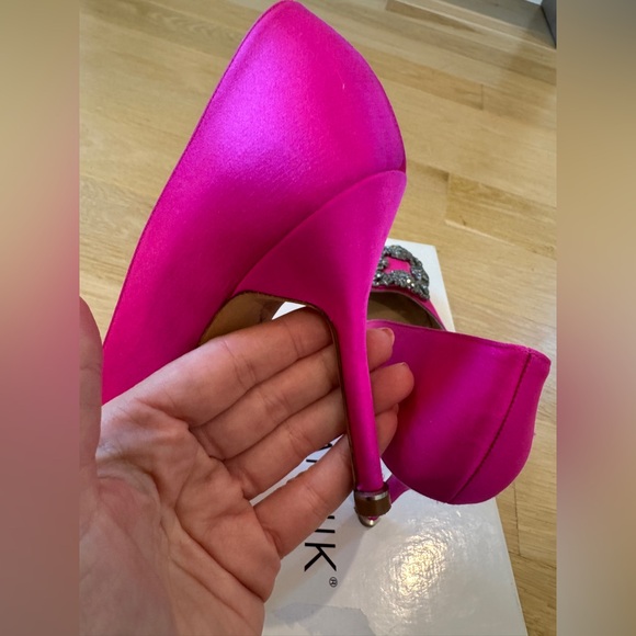 Manolo Blahnik Hangisi Silk Pumps size 36 - Picture 8 of 16